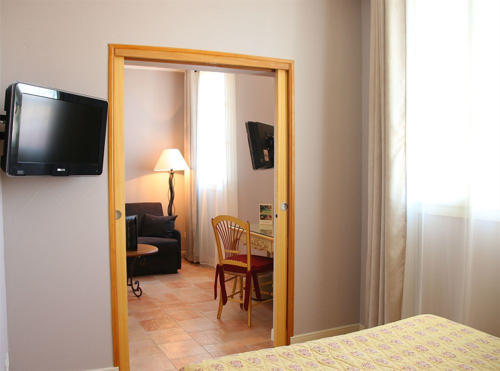 Hotel And Restaurant L Arena Frejus Exterior photo